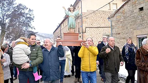 Procesión con la imagen del Dulce Nombre por las calles de Canicosa de la Sierra.
