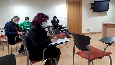 Parte del reparto leyendo el libreto
