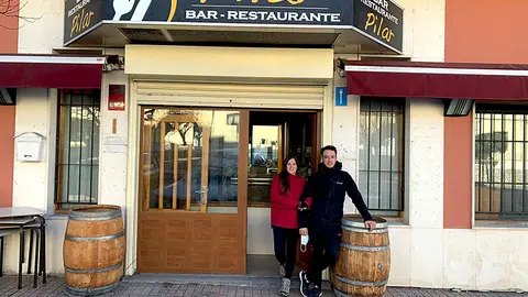 Elena y Pablo junto a su nuevo negocio días antes de la apertura