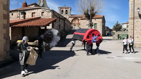 La Tarasca y los Comarrajos durante el carnaval de Hacinas