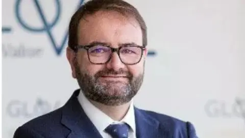 FOTO DE ROBERTO RECORTADA