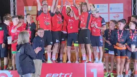 Los-chicos-del-Club-Triatlón-Soriano-celebran-el-ascenso-a-segunda-división.