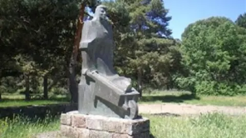 MONUMENTO AL CAMINERO