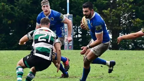 arturo mendez con el oval en rugby oviedo