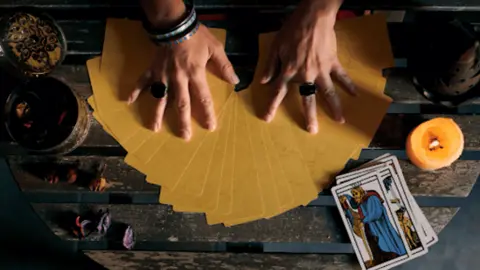 <p> El Tarot VISA económico y fiable que más acierta y protege tus datos bancarios </p>