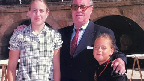ROMUALDO PINO CON LAS NIETAS