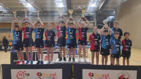 Jóvenes burgaleses posando con sus trofeos
