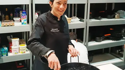 Miriam Ortego de La Tablada cocinando torreznos