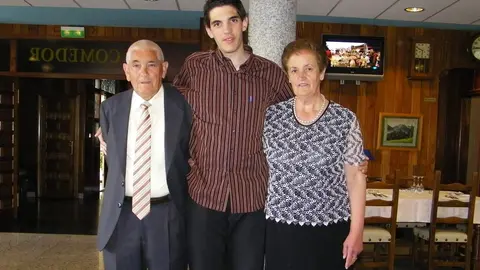 Junto a sus abuelos de Hacinas Lucio y Jesusa.