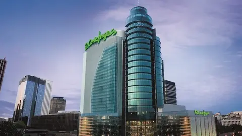  Los trabajadores de El Corte Inglés y Carrefour recibirán un aumento salarial del 17% en 4 años 