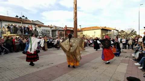 Mozas bailando al Mayo tras la pingada