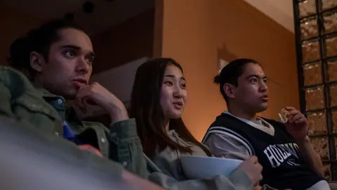  Las mejores series de televisión para ver con amigos 