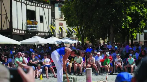 El corte de troncos fue una de las actividades que sorprendió el pasado año