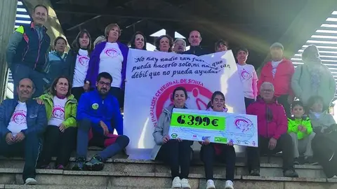 Entrega del cheque con el dinero recaudado en Covaleda en 2022.