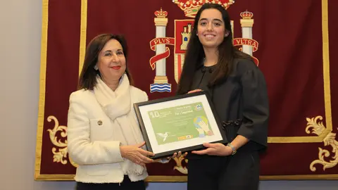 Claudia Bartolomé recogiendo el premio de manos de la ministra Margarita Robles