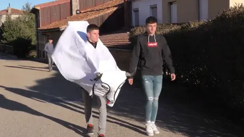 Los 'barroseros' pasean por Abejar durante el 'Domingo gordo'