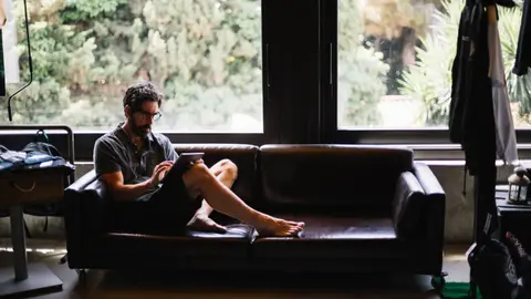  Diferencia entre piel sintética y natural en sofás: ventajas de cada una 