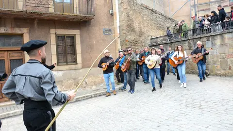 Mayoral portando la vara. Al fondo los músicos que encabezan la Ronda