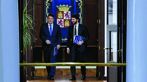 Fernández Mañueco presentó las cuentas acompañado de García-Gallardo.