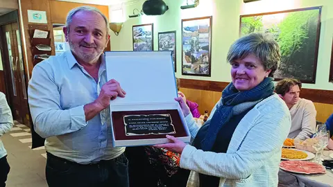 Nieves recogiendo la placa otorgada por el Ayuntamiento.