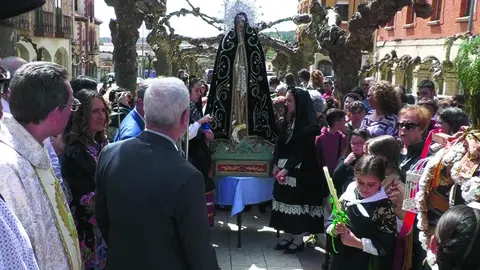 La retirada del manto a la Virgen es uno de los momentos más sentidos de la semana