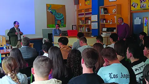 Manuel López Represa ofreciendo su testimonio en el IES San Leonardo.