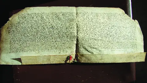 Documento Juan II antes de su restauración.