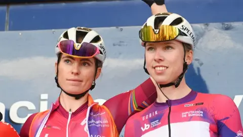 Demi Vollering (izquierda) y Lorena Wiebes (derecha)