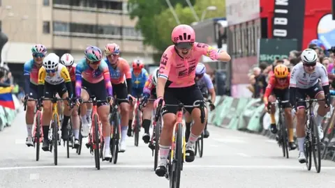 Lotta Henttala entrando en Meta en 1ª posición