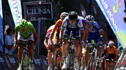 El belga Jens Keukeleire, del Orica GreenEDGE, se impuso en la última llegada a Ojo Guareña en la edición 2013