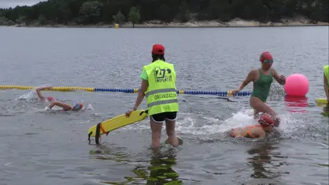 Celia saliendo del agua para llegar corriendo a la meta/TVP