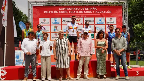 Podium-conjunto-Duatlon-Cros-Elite-FETRIAlmazan-24-scaled