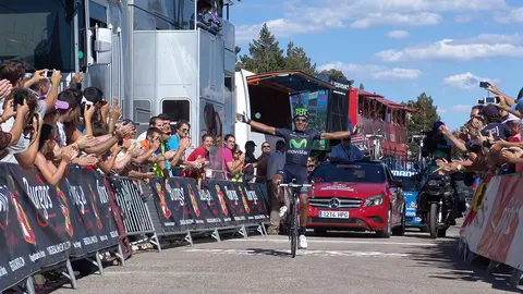 Nairo Quintana entrando en meta en las Lagunas de Neila en la edición 2013