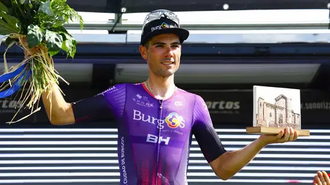 Mario Aparicio, en el podio como mejor burgalés de la carrera