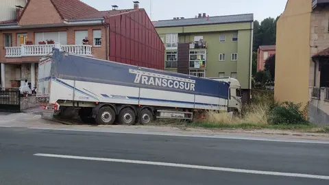 CAMION EN LA TRAVESÍA