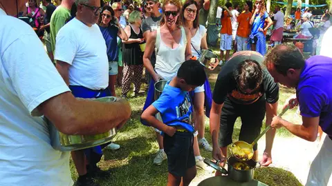 Reparto del guiso de carne en 'La Chopera' el pasado año