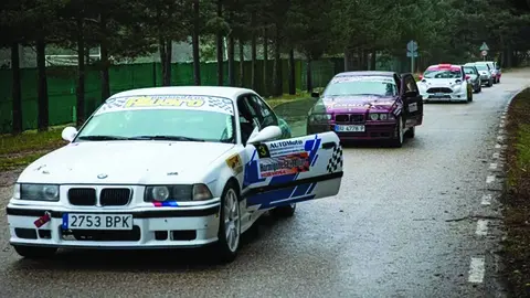 Coches preparados antes de la salida en la edición de 2023.