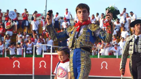 Jesús Yglesias da la vuelta al ruedo acompañado de una niña en la plaza de Toros de San Adrián. Ha sido considerado el triunfador del Espárrago de Oro 2024.
