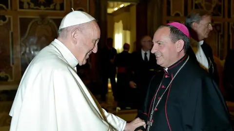 El-Papa-con-nuestro-obispo
