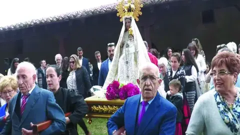 Momento tras la misa celebrada en la ermita