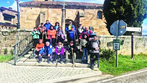 Los senderistas de la Asociación Amigos de Hacinas en una de las zonas visitadas en esta ruta por la sierra pinariega