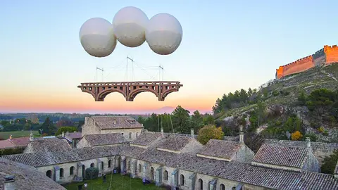 El puente de Olivier Grossetète será una de las actividades más llamativas. En la imagen, una de sus creaciones previas.