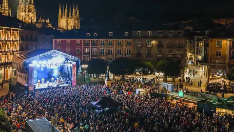 Miles de personas se acercaron hasta la Plaza Mayor en la última edición del Tribu.    Foto: Rodrigo Mena (Ayto. Burgos)