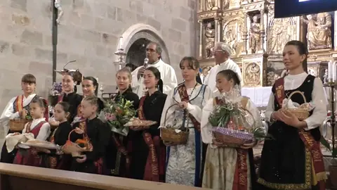 Ciudadanas del pueblo de Salas en la celebración de las Fiestas de Acción de Gracias