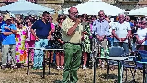 Grupo de ponentes reunidos para responder en defensa de los bosques y montes de la Sierra de la Demanda
