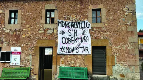 Cartel colgado en el pueblo en el que exigen a la red telefónica una cobertura digna.