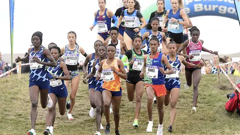 Nadia Battocletti con las corredoras africanas en el grupo de cabeza la edición 2021