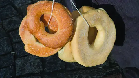 El Rosc&oacute;n de San Lesmes, que incluye un b&aacute;culo del patr&oacute;n en su interior, no puede faltar en esta fiesta,