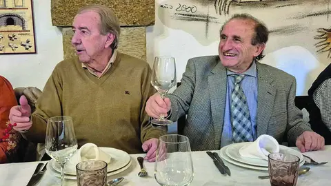 Teodoro de Miguel (dcha.) junto a otro de los empresarios m&aacute;s longevos, R. &Aacute;ngel Chicote