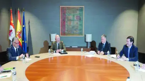 Momento de la reuni&oacute;n entre PP y VOX